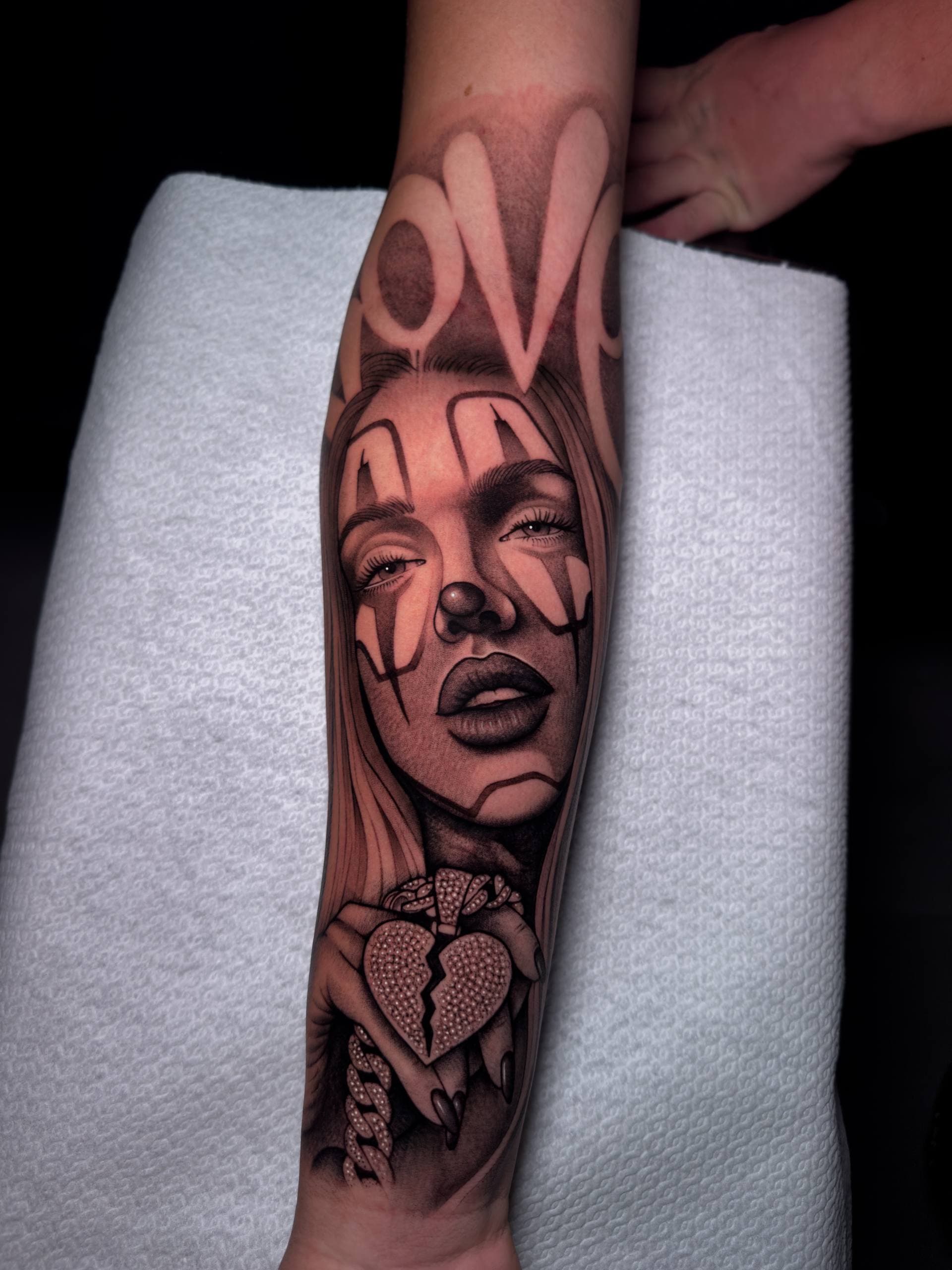 Tatuaggio Chicana clown girl con lettering LOVE e cuore spezzato Babydrop