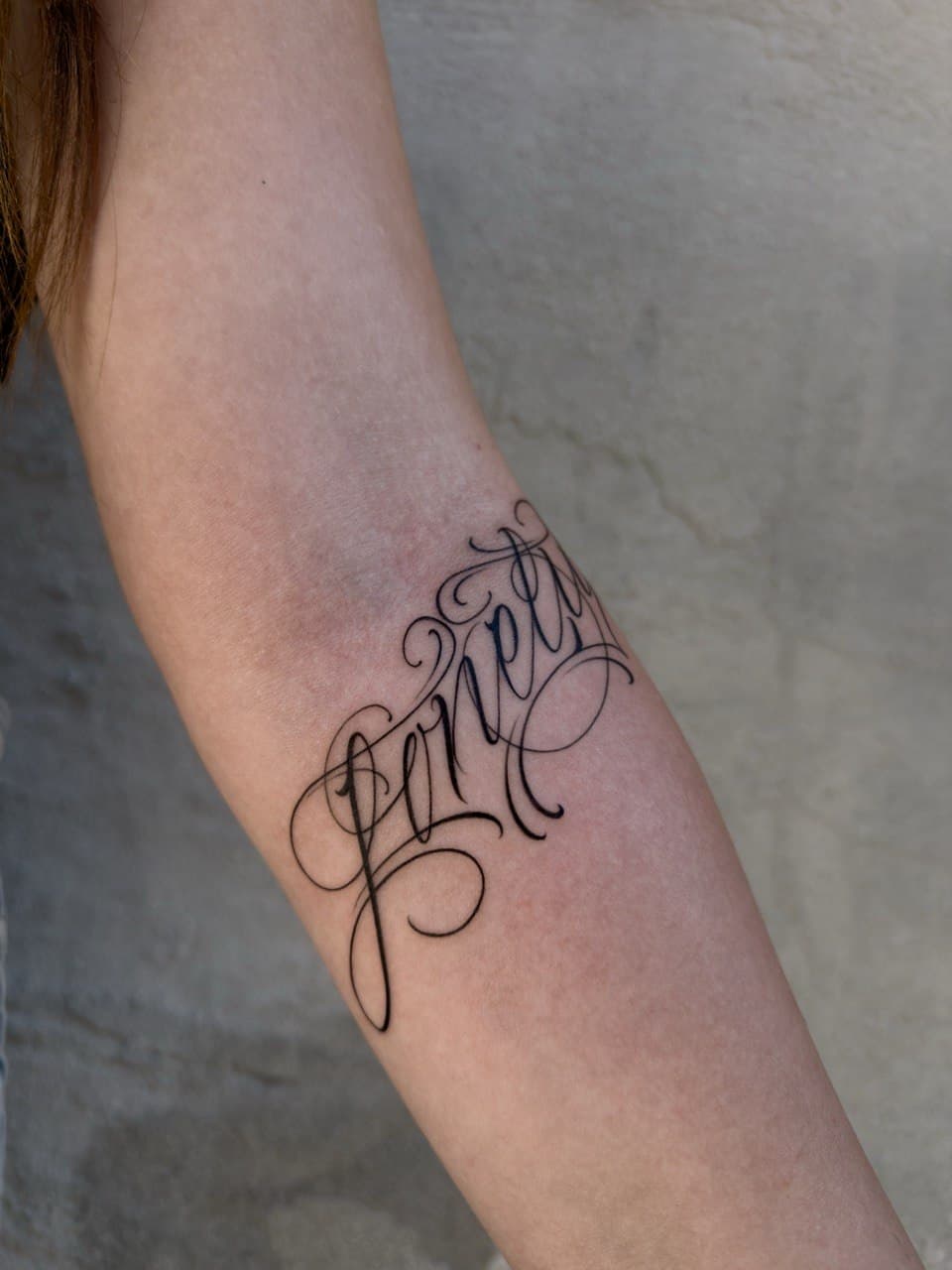 Tatuaggio lettering calligrafico corsivo fine-line Lonely Babydrop
